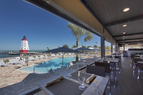 Hyatt Place Marathon Florida Keys uitzicht zwembad en Faro Blanco vuurtoren
